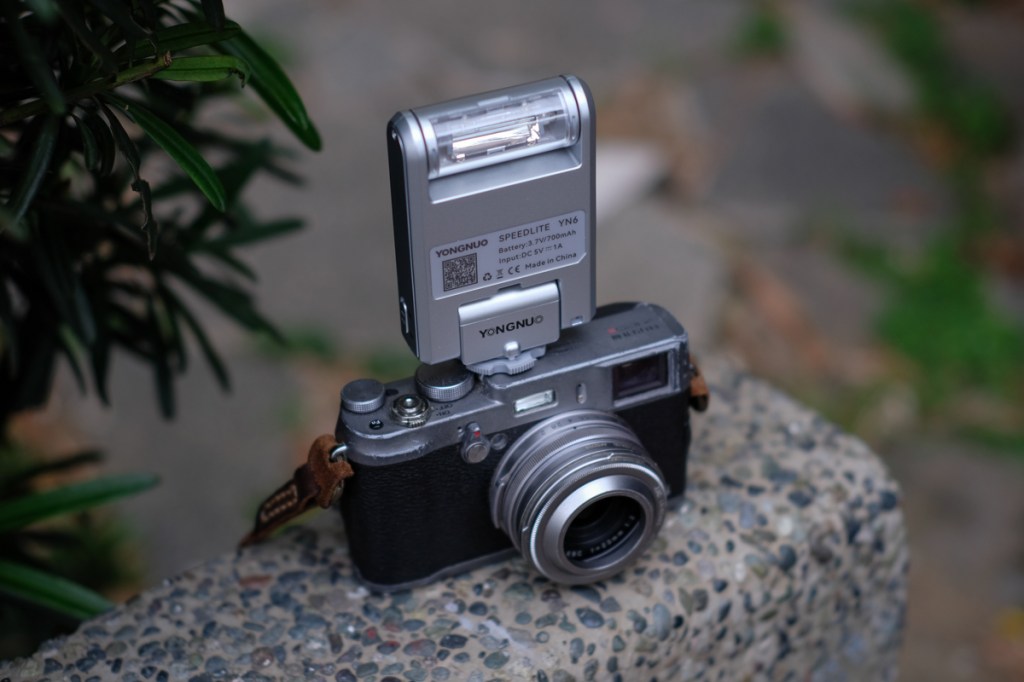 Yongnuo YN6 Mini Flash attached on a Fujifilm x100s